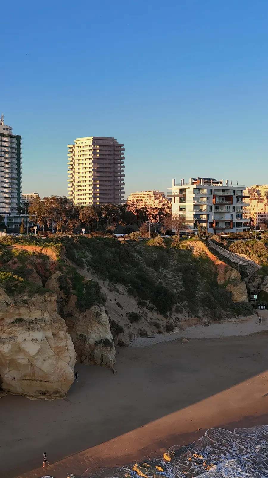 Infografía 3D de integración de la torre en el frente litoral desde la playa de Torre del Algarve, torre residencial en Portimão, Algarve (Portugal) (Saraiva + Associados)