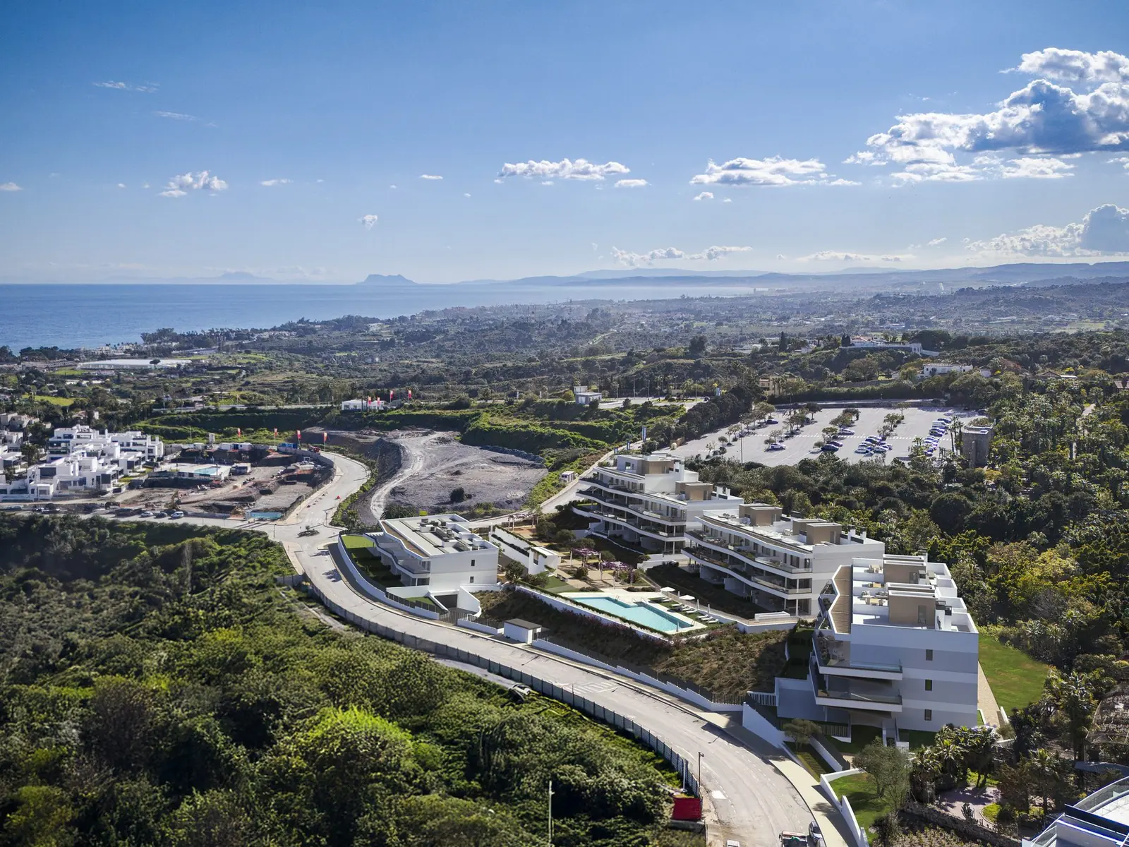 Infografía 3D de vista aérea general con la costa de Estepona al fondo de Vanian Park, promoción residencial en Estepona, Málaga (HCP Arquitectos)