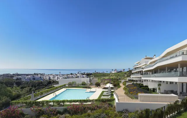 Infografía 3D de vista aérea de la piscina y los edificios escalonados de Vanian Park, promoción residencial en Estepona, Málaga (HCP Arquitectos)